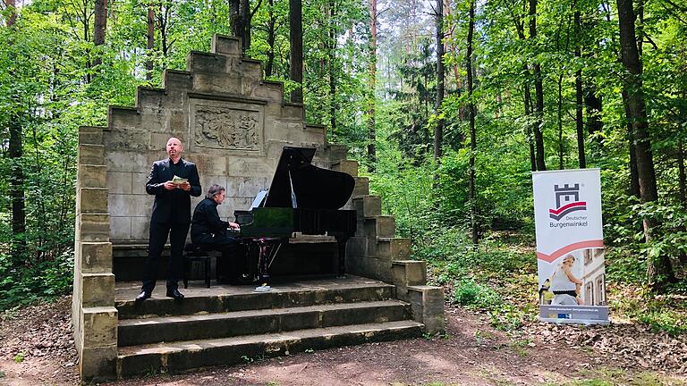 Ein Flügel mitten im Wald: Eric Fergusson sang in Begleitung von Paul Sturm am Flügel Frühlingslieder von Felix Mendelssohn Bartholdy im Landschaftsgarten Bettenburg.