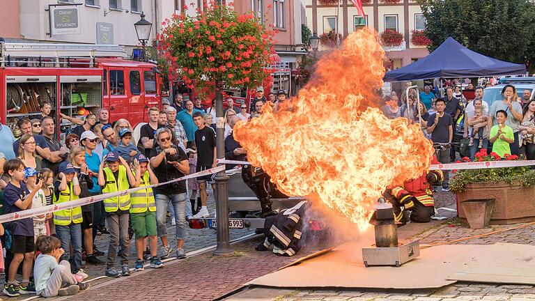 Großes Interesse beim Publikum der 'Langen Nacht der Feuerwehr' fanden die Vorführungen einer 'Fettbrandexplosion'. Brennendes Fett niemals mit Wasser löschen – darauf weisen die Wehren bei jeder Gelegenheit hin.