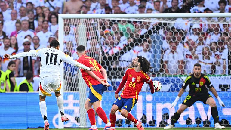 Euro 2024: Spanien - Deutschland       -  Marc Cucurella stoppt den Schuss von Jamal Musiala (l) mit seinem Arm.