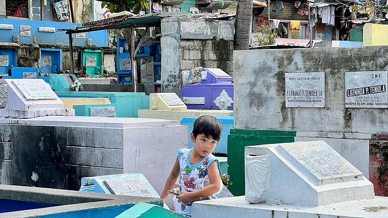 Manila North Cemetery - Der Friedhof-Slum von Manila - Für die Kinder gehören die Gräber zum Alltag dazu. Manila North Cemetery - Der Friedhof-Slum von Manila - Für die Kinder gehören die Gräber zum Alltag dazu.