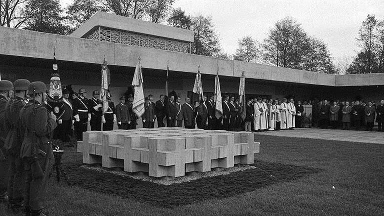 Am 1. November 1968 wurde die Leichenhallenanlage zusammen mit der Kriegergedächtnisstätte feierlich übergeben. Stadtarchiv/Gerhard Fuhrmann - Am 1. November 1968 wurde die Leichenhallenanlage zusammen mit der Kriegergedächtnisstätte feierlich übergeben. Stadtarchiv/Gerhard Fuhrmann Am 1. November 1968 wurde die Leichenhallenanlage zusammen mit der Kriegergedächtnisstätte feierlich übergeben. Stadtarchiv/Gerhard Fuhrmann - Am 1. November 1968 wurde die Leichenhallenanlage zusammen mit der Kriegergedächtnisstätte feierlich übergeben. Stadtarchiv/Gerhard Fuhrmann