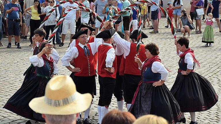 Die Volkstanzgruppe Rodenbach bei ihrem Auftritt auf dem Schlossplatz. Die Volkstanzgruppe Rodenbach bei ihrem Auftritt auf dem Schlossplatz.