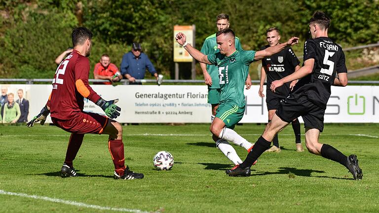 Ammerthals Kai Neuerer umkurvt Sands Keeper Markus Geier und schiebt zum 4:0 ein. Simon Götz (rechts) kann nichts mehr ausrichten.