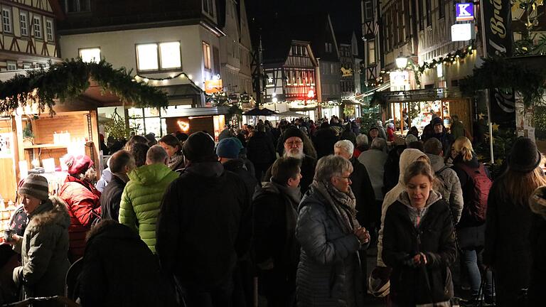 In diesem Jahr wird der Weihnachtsmarkt in Lohr erstmals nicht in den Straßen der Fußgängerzone stattfinden, sondern als Schneewittchen-Weihnachtsmarkt in der Parkanlage. (Archivbild)