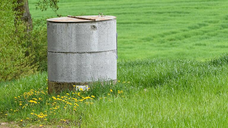 Ein Brunnen in der Bergtheimer Mulde (Symbolbild). Wie jetzt das Bayerische Umweltministerium bestätigt hat, wurde im Landkreis Würzburg in einem Fall Tiefengrundwasser zur Bewässerung genutzt.