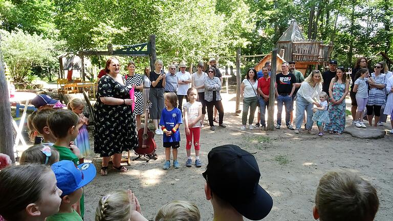 Herzlich hießen die Kinder alle Gäste im Hortus Mariae willkommen.