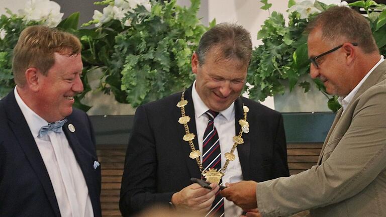 Schlüsselübergabe: Für Bürgermeister Thomas Helbling (Mitte) und Kurdirektor Werner Angermüller gab es von Christian Leicht (rechts) den obligatorischen Schlüssel zur neuen Trinkkur- und Wandelhalle. Schlüsselübergabe: Für Bürgermeister Thomas Helbling (Mitte) und Kurdirektor Werner Angermüller gab es von Christian Leicht (rechts) den obligatorischen Schlüssel zur neuen Trinkkur- und Wandelhalle.