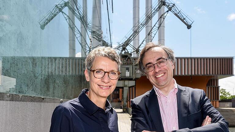 Zuversichtlich vor dem Start:Sybille Linke und Muchtar Al Ghusainam Kulturspeicher mit Hafen-Kulisse.Fotos: THOMAS OBERMEIER