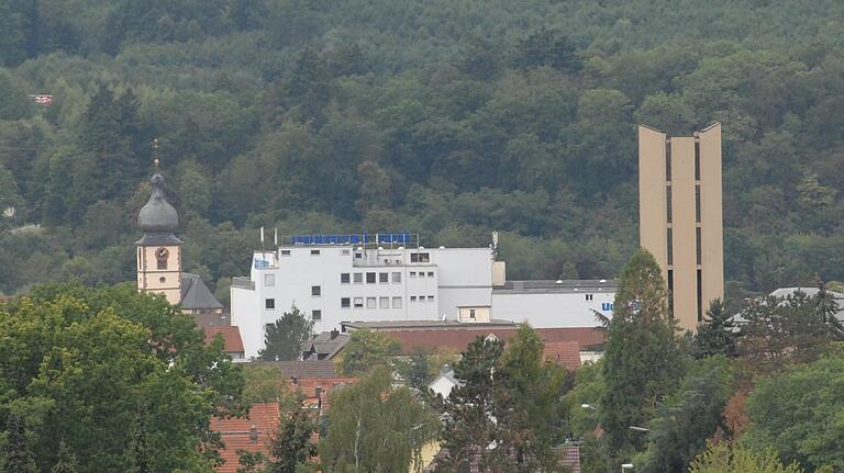 Prägt das Stadtbild mit: das Einkaufszentrum von Udo Lermann vom Marktheidenfelder Nikolausweg gesehen, eingerahmt von St. Laurentiuskirche (links) und der St. Josefs-Kirche (rechts).