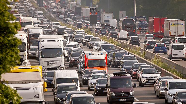 Fahrzeuge stauen sich auf der Autobahn 3 in Nordrhein-Westfalen.