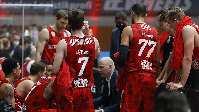 Baskets-Trainer Denis Wucherer in einer Auszeit bei der Heimniederlage gegen Göttingen.