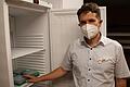 Florian Schüßler leitet das Main-Spessarter Impfzentrum. Die Impfdosen werden in diesem Kühlschrank gelagert.