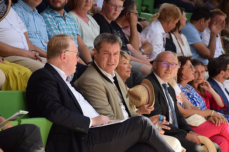 &nbsp;Teste die Sessel auf der neuen Tribüne: Ministerpräsident Markus Söder (Mitte) im Gespräch mit Hans Michelbach (links).