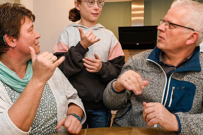 Familie Hopf verständigt sich daheim hauptsächlich mit Gebärdensprache.