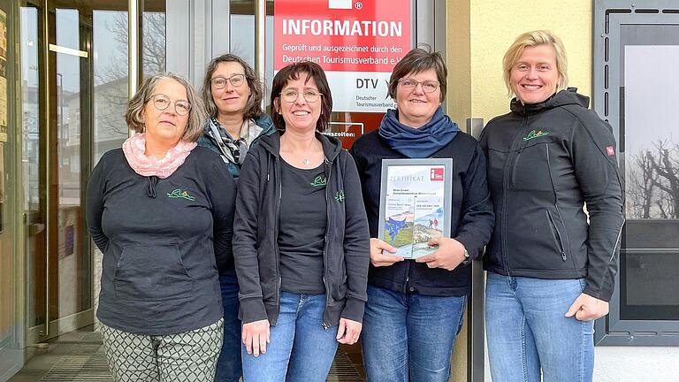 Das Team des 'Rhöninformationszentrums Wasserkuppe' (von links): Doris Aap, Martina Stumpf, Susanne Krenzer, Christa Büttner und Jeannette Bräutigam. Das Team des 'Rhöninformationszentrums Wasserkuppe' (von links): Doris Aap, Martina Stumpf, Susanne Krenzer, Christa Büttner und Jeannette Bräutigam.