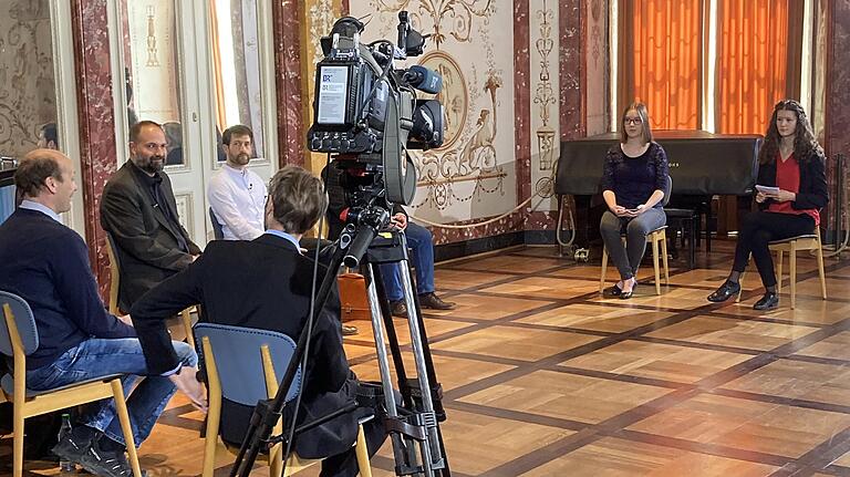 Expertenrunde mit Moderatorinnen vor der Sendung. Expertenrunde mit Moderatorinnen vor der Sendung.