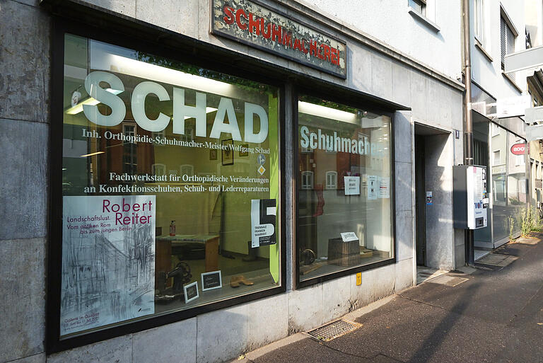 Werbung für sein Geschäft am Fischerrain muss Wolfgang Schad nicht machen. Die Kunden finden ihn ganz alleine, nehmen teilweise lange Anfahrten in Kauf, um Absatz, Sohle oder Lackschaden wieder richten zu lassen. Werbung für sein Geschäft am Fischerrain muss Wolfgang Schad nicht machen. Die Kunden finden ihn ganz alleine, nehmen teilweise lange Anfahrten in Kauf, um Absatz, Sohle oder Lackschaden wieder richten zu lassen. 