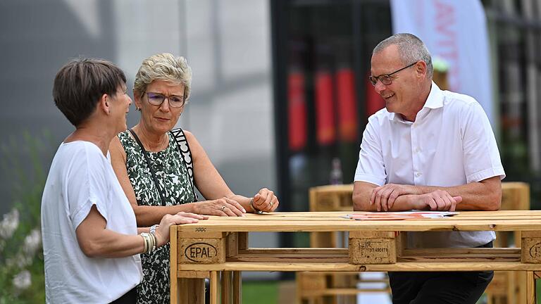 Gute Stimmung: Erster Bürgermeister Thomas Stamm und Dritte Bürgermeisterin Susanne Rinno (links) im Gespräch mit der Vorstandsvorsitzenden der Warema Renkhoff SE Angelique Renkhoff-Mücke. Gute Stimmung: Erster Bürgermeister Thomas Stamm und Dritte Bürgermeisterin Susanne Rinno (links) im Gespräch mit der Vorstandsvorsitzenden der Warema Renkhoff SE Angelique Renkhoff-Mücke.