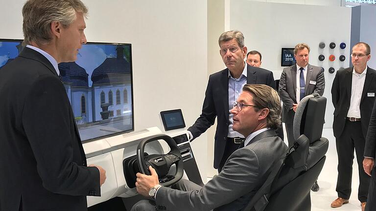 Bundesverkehrsminister Andreas ScheuerIm nahm Platz im Joyson-Demonstrator für autonomes Fahren – mit innovativen Bediensystemen von Preh. Dahinter: der noch amtierende VDA Präsident Bernhard Mattes. Bundesverkehrsminister Andreas ScheuerIm nahm Platz im Joyson-Demonstrator für autonomes Fahren – mit innovativen Bediensystemen von Preh. Dahinter: der noch amtierende VDA Präsident Bernhard Mattes.