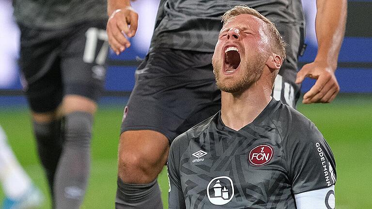 Hannover 96 - 1. FC Nürnberg       -  Der Kapitän schreit seine ganze Freude raus: Hanno Behrens nach dem von ihm erzielten zweiten Nürnberger Treffer.