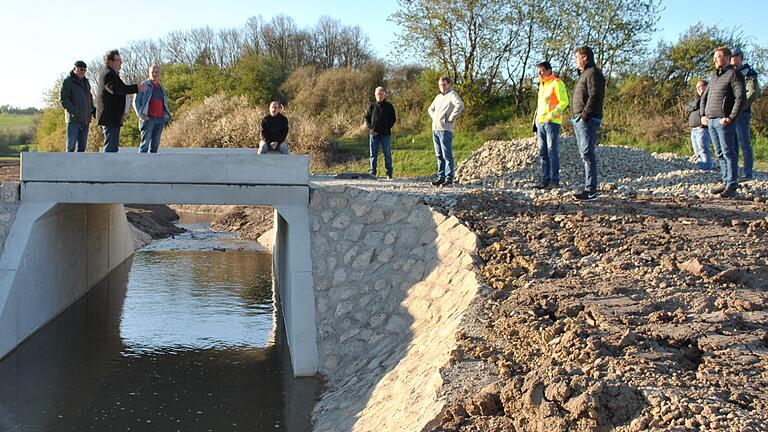 Ortstermin in Großbardorf: Die neue Brücke dient dem Wirtschaftsweg innerhalb des Kernwegenetzes und überspannt den Albach, der hier ein neues Bett erhielt, das durch das Areal der Hochwasserfreilegung führt.