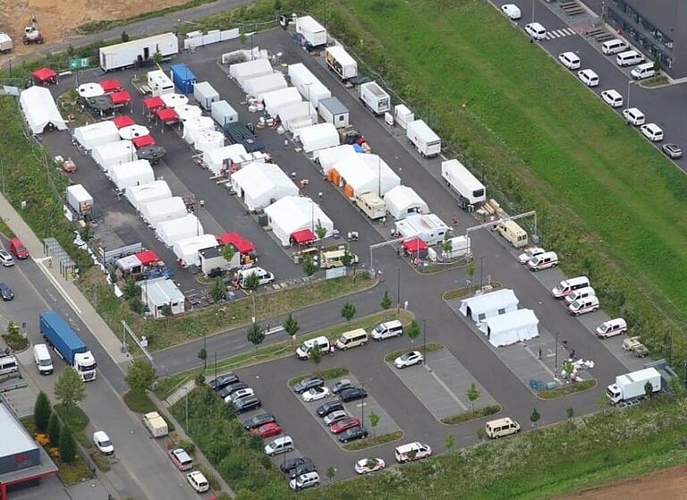 Der Verpflegungsplatz 10 000 – die Ziffer steht für die eigentlich vorgesehene Menge an Essensrationen am Tag – auf einem Firmenparkplatz von Haribo bei Grafschaft. Der Verpflegungsplatz 10 000 – die Ziffer steht für die eigentlich vorgesehene Menge an Essensrationen am Tag – auf einem Firmenparkplatz von Haribo bei Grafschaft.