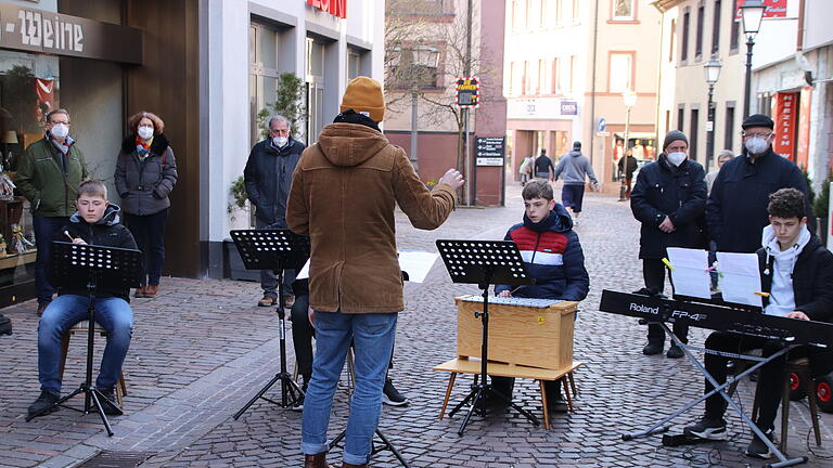 Zwölf Stolpersteine wurden am Freitag in der Marktheidenfelder Innenstadt verlegt. Schülerinnen und Schüler aus Marktheidenfeld erinnerten an die Schicksale der Menschen, die hinter den Steinen stehen.