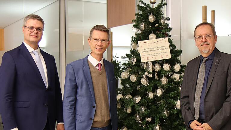 Der Baum in Schweinfurt: Markus Feser (Mitglied des Vorstandes der VR-Bank Main-Rhön eG), Oberbürgermeister Sebastian Remelé und Jochen Keßler-Rosa (im Ehrenamt der Diakonie) Der Baum in Schweinfurt: Markus Feser (Mitglied des Vorstandes der VR-Bank Main-Rhön eG), Oberbürgermeister Sebastian Remelé und Jochen Keßler-Rosa (im Ehrenamt der Diakonie)