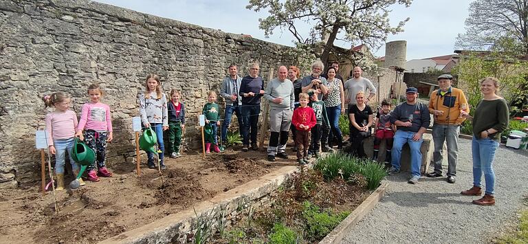 Die Mauer des Barockgartens schützt die frisch gepflanzten Weinstöcke, mit denen ein Weinlehrpfad zum Mitmachen für Kinder angelegt ist. Die Mauer des Barockgartens schützt die frisch gepflanzten Weinstöcke, mit denen ein Weinlehrpfad zum Mitmachen für Kinder angelegt ist.