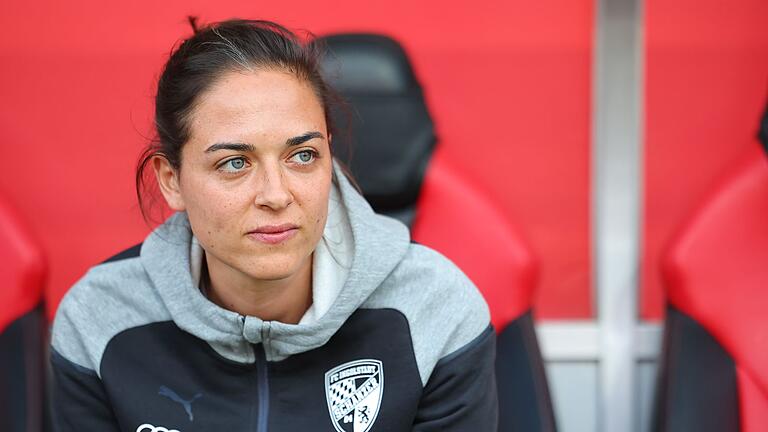 Sabrina Wittmann       -  Die Trainerin Sabrina Wittmann aus Ingolstadt sitzt vor Spielbeginn am Platz.