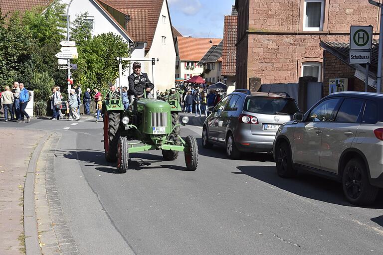 Saatmarkt mit Schleppertreffen in Remlingen. Mehr als 40 Verkaufsstände und viel Informationen in den bunt geschmückten Höfen und Gassen Saatmarkt mit Schleppertreffen in Remlingen. Mehr als 40 Verkaufsstände und viel Informationen in den bunt geschmückten Höfen und Gassen