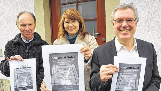Die Initiatoren des Buches: Otto Baumann, Friederike Kühn und Stefan Rettner (von links) mit der Titelseite. Die Initiatoren des Buches: Otto Baumann, Friederike Kühn und Stefan Rettner (von links) mit der Titelseite.