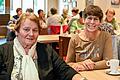 Christa Haaf (links) und Katja Roth engagieren sich im Seniorentreff Riedenheim. Hier trifft sich gerade der Seniorenkreis im Café in Röttingen (Lkr. Würzburg).