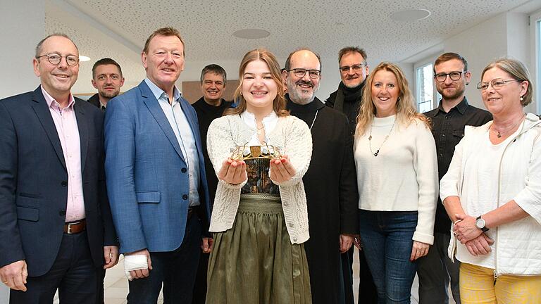 In der Abtei Münsterschwarzach durfte Zuckerfee Magdalena ihre Krone in Empfang nehmen. Mit im Bild (vorne von links): Rainer Ankenbrand (Sparkasse Mainfranken), Bürgermeister Peter Juks, Abt Michael Reepen, Designer Andreas Jurowski, Arlena Ridler (Tourist-Info), Goldschmied Michael Hornung und die Leiterin der Goldschmied-Werkstatt Sabine Bechtel. In der Abtei Münsterschwarzach durfte Zuckerfee Magdalena ihre Krone in Empfang nehmen. Mit im Bild (vorne von links): Rainer Ankenbrand (Sparkasse Mainfranken), Bürgermeister Peter Juks, Abt Michael Reepen, Designer Andreas Jurowski, Arlena Ridler (Tourist-Info), Goldschmied Michael Hornung und die Leiterin der Goldschmied-Werkstatt Sabine Bechtel.