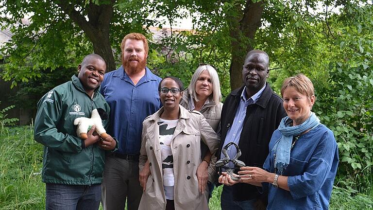 Die südafrikanische Delegation mit Job Vusimuzi Tshabalala (von links), Wehncke Viljoen van der Merwe, Kgomotso Regina Matthews, Marie-Tinka Uys und Letoloane Samuel Masete besuchten die Rhön. Doris Pokorny von der Bayerischen Verwaltungsstelle des Biosphärenreservats Rhön stellte für sie ein umfassendes Programm zusammen. Die südafrikanische Delegation mit Job Vusimuzi Tshabalala (von links), Wehncke Viljoen van der Merwe, Kgomotso Regina Matthews, Marie-Tinka Uys und Letoloane Samuel Masete besuchten die Rhön. Doris Pokorny von der Bayerischen Verwaltungsstelle des Biosphärenreservats Rhön stellte für sie ein umfassendes Programm zusammen.