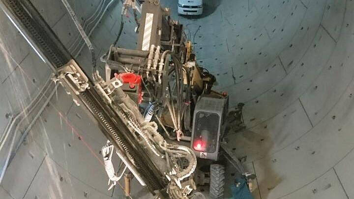 Spezialbohrgerät in einem Tunnel. Spezialbohrgerät in einem Tunnel.