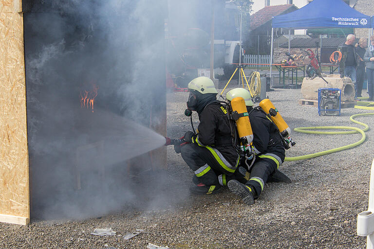 Die Gössenheimer Wehr löscht einen Zimmerbrand.