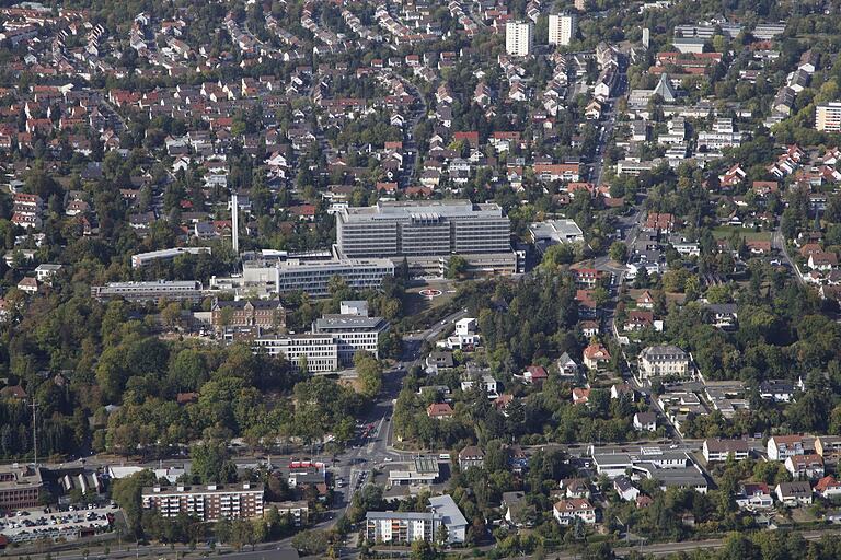 Das Leopoldina-Krankenhaus prägt das Stadtbild. Das Foto stammt aus dem Jahr 2018 Das Leopoldina-Krankenhaus prägt das Stadtbild. Das Foto stammt aus dem Jahr 2018
