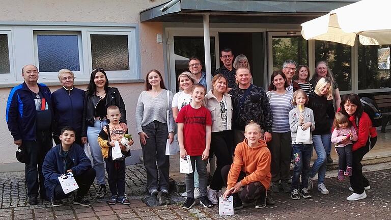 Auf dem Foto sind die ukrainischen Familien zu sehen, die der Caritasverein Kerbfeld eingeladen hat.