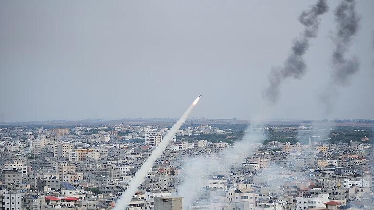 Angriff auf Israel.jpeg - Raketen werden von militanten Palästinensern aus dem Gazastreifen auf Israel abgefeuert. Angriff auf Israel.jpeg - Raketen werden von militanten Palästinensern aus dem Gazastreifen auf Israel abgefeuert.