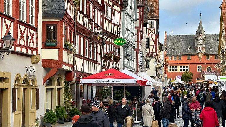 Jahrmarkt in Ochsenfurt, buntes Treiben in der Hauptstraße mit Blick auf die Fachwerkhäuser und das neue Rathaus