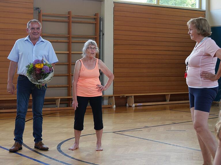 Ein Dankeschön von Bürgermeister Alois Fischer (links) für Margret Sauer und Margit Franke (rechts), die 35 Jahre das Kinderturnen des VfR Burggrumbach leiteten. Ein Dankeschön von Bürgermeister Alois Fischer (links) für Margret Sauer und Margit Franke (rechts), die 35 Jahre das Kinderturnen des VfR Burggrumbach leiteten.