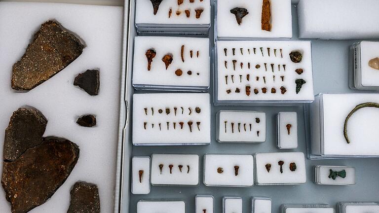 Grabkammer entdeckt       -  In der Nähe der Grabkammer wurden auch Scherben, Schmuck und Nägel gefunden.
