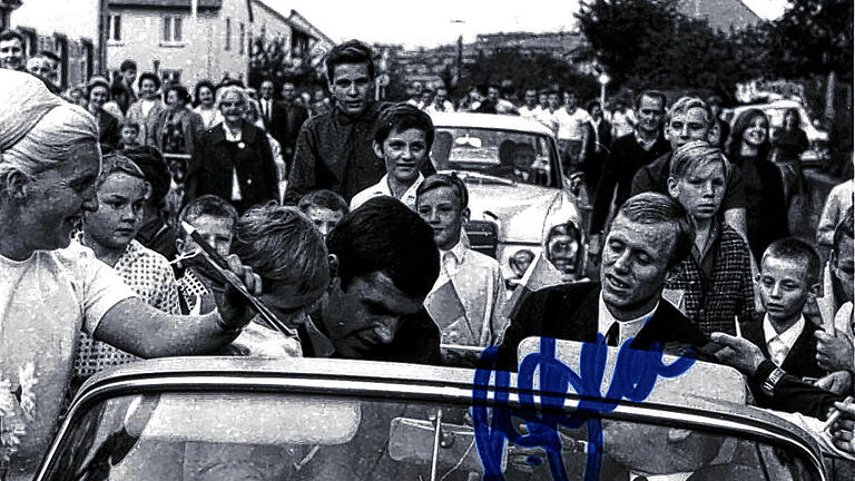 Eine Aufnahme aus dem Sommer 1966: Die beiden Fußball-Nationalspieler und Vize-Weltmeister Siggi Held (im offenen Wagen rechts) aus Marktheidenfeld und Vereinskamerad Lothar „Emma“ Emmerich (links daneben), die damals beide bei Borussia Dortmund spielten, beim Autokorso durch die Petzoltstraße in Marktheidenfeld nach dem WM-Finale in England, das Deutschland mit 2:4 verloren hatte. Das Foto ziert sogar ein Originalautogramm von Siggi Held. Eine Aufnahme aus dem Sommer 1966: Die beiden Fußball-Nationalspieler und Vize-Weltmeister Siggi Held (im offenen Wagen rechts) aus Marktheidenfeld und Vereinskamerad Lothar „Emma“ Emmerich (links daneben), die damals beide bei Borussia Dortmund spielten, beim Autokorso durch die Petzoltstraße in Marktheidenfeld nach dem WM-Finale in England, das Deutschland mit 2:4 verloren hatte. Das Foto ziert sogar ein Originalautogramm von Siggi Held.