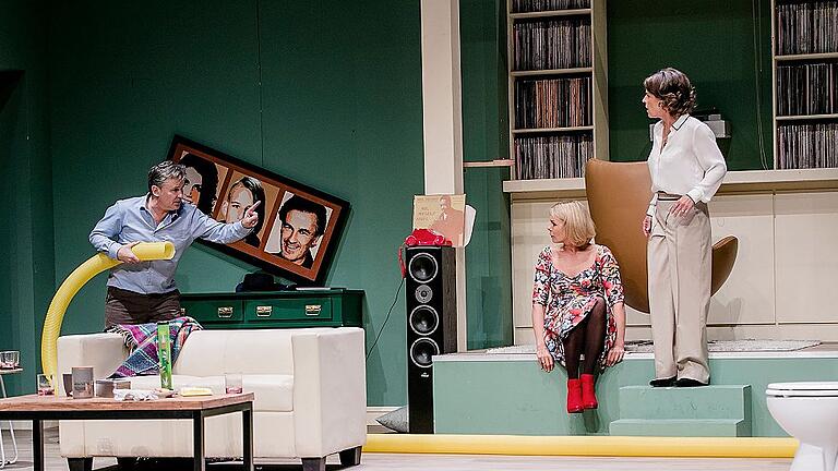 Recht turbulent geht es zu in „Eine Stunde Ruhe“ mit Timothy Peach, Saskia Valencia und Nicola Tiggeler. Recht turbulent geht es zu in „Eine Stunde Ruhe“ mit Timothy Peach, Saskia Valencia und Nicola Tiggeler.