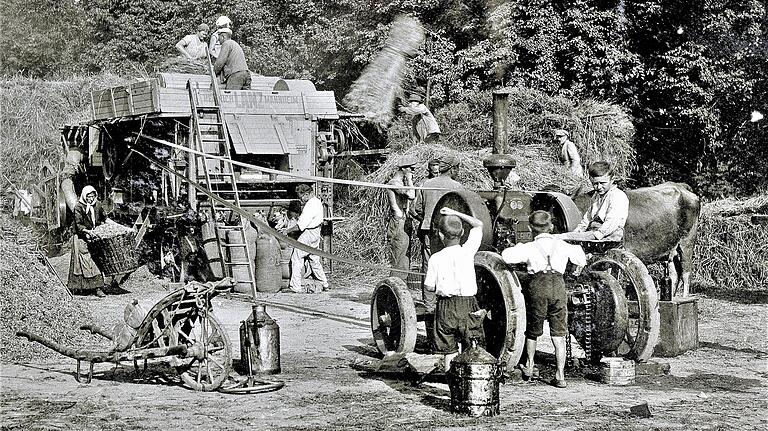 Um 1930 diente diese Zugmaschine auf dem Bleichdamm in Königsberg zum Antrieb einer Dreschmaschine.
