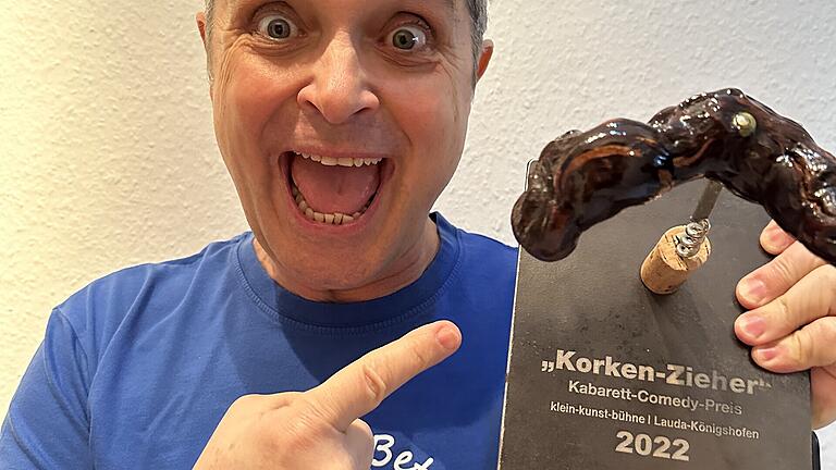 Das Weinhaus Ruthardt in Lauda hat wieder den Kleinkunstpreis &quot;Korken-Zieher&quot; verliehen. Gewinner der Saison 2022 ist der Comedian Roberto Capitoni.
