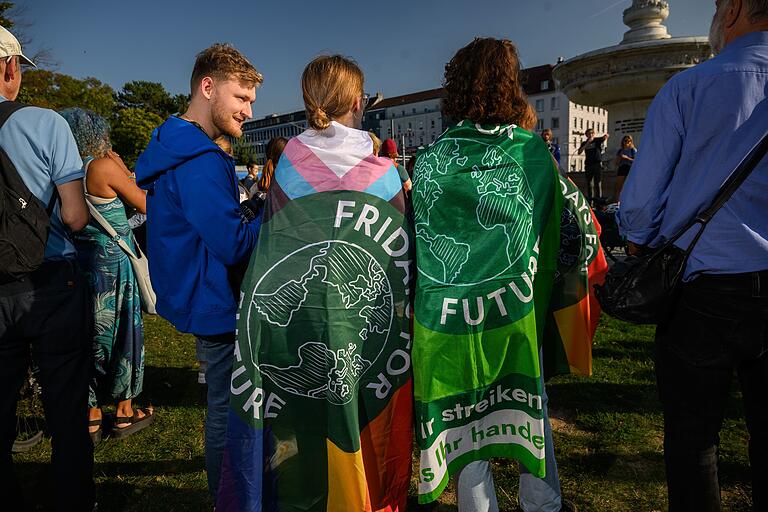 War auch in Würzburg am Freitag aktiv: Klimaschutz-Bewegung Fridays for Future, hier am Platz vor dem Hauptbahnhof. War auch in Würzburg am Freitag aktiv: Klimaschutz-Bewegung Fridays for Future, hier am Platz vor dem Hauptbahnhof. 