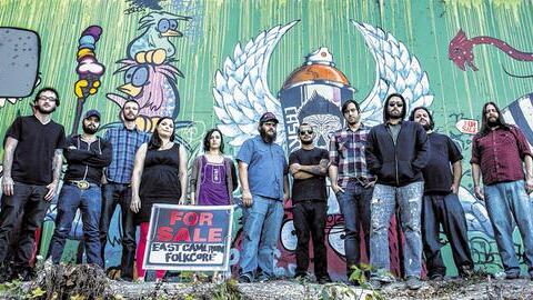 Mix aus Folk, Blues, Rock, Country, Jazz, Bluegrass und Punk: East Cameron Folkcore - (maw) Am Mittwoch, 13. August, gastiert um 20.30 Uhr das elfköpfige Musikerkollektiv East Cameron Folkcore aus Austin, Texas, im Stattbahnhof. East Cameron Folkcore sind außergewöhnlich, verspricht die Ankündigung. Folk, Blues, Rock, Country, Jazz, Bluegrass und Punk bringt das Kollektiv zusammen, instrumentiert mit Banjo, Mundharmonika, Trompete, Mandoline und verrückten Gitarrensoli. Aus dem Pressetext: „Ein Irrsinn zwischen Arcade Fire, Get Well Soon, Tom Waits und Fucked Up.“ Mix aus Folk, Blues, Rock, Country, Jazz, Bluegrass und Punk: East Cameron Folkcore - (maw) Am Mittwoch, 13. August, gastiert um 20.30 Uhr das elfköpfige Musikerkollektiv East Cameron Folkcore aus Austin, Texas, im Stattbahnhof. East Cameron Folkcore sind außergewöhnlich, verspricht die Ankündigung. Folk, Blues, Rock, Country, Jazz, Bluegrass und Punk bringt das Kollektiv zusammen, instrumentiert mit Banjo, Mundharmonika, Trompete, Mandoline und verrückten Gitarrensoli. Aus dem Pressetext: „Ein Irrsinn zwischen Arcade Fire, Get Well Soon, Tom Waits und Fucked Up.“
