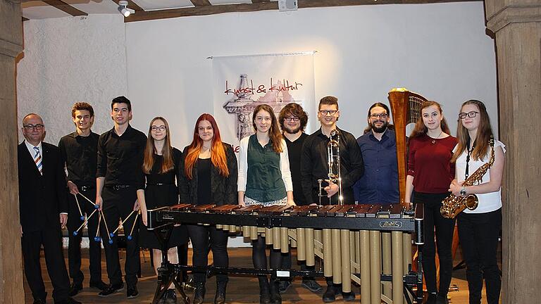 Diese jungen Nachwuchskünstler präsentierten sich beim gemischten Kammerkonzert des 'Martin-Pollich-Gymnasiums' im Kloster Wechterswinkel – hier mit ihren Musiklehrern Heinz Pallor (links) und Urs John (3.v. rechts) – (von links): Peter Diesel, Nils Simon, Paula Zeeb, Antonia Schmitt, Johanna Keil, Andreas Hiby, Nico Benkert, Elisabeth Kritzer, Sarah Beck. Diese jungen Nachwuchskünstler präsentierten sich beim gemischten Kammerkonzert des 'Martin-Pollich-Gymnasiums' im Kloster Wechterswinkel – hier mit ihren Musiklehrern Heinz Pallor (links) und Urs John (3.v. rechts) – (von links): Peter Diesel, Nils Simon, Paula Zeeb, Antonia Schmitt, Johanna Keil, Andreas Hiby, Nico Benkert, Elisabeth Kritzer, Sarah Beck.